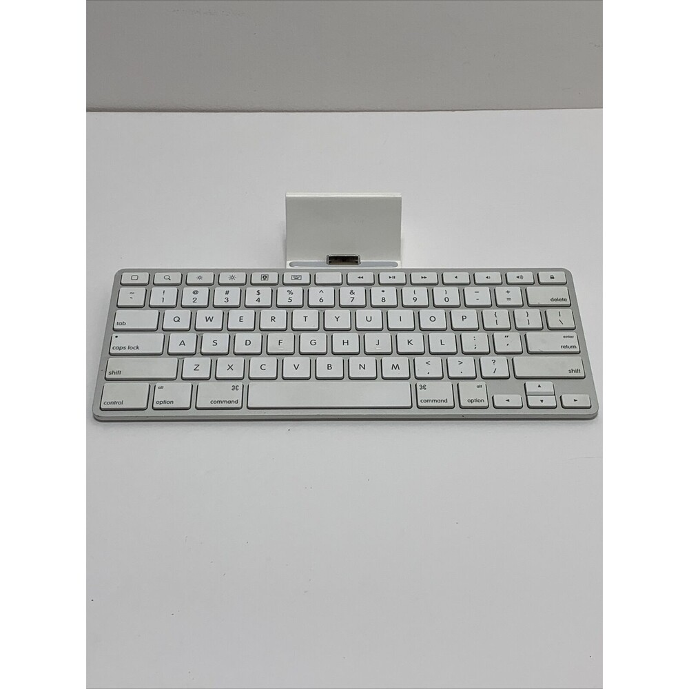 Apple iPad Ipod Keyboard Dock 30-Pin iPad 1st 2nd Generation - Model A1359 Clean